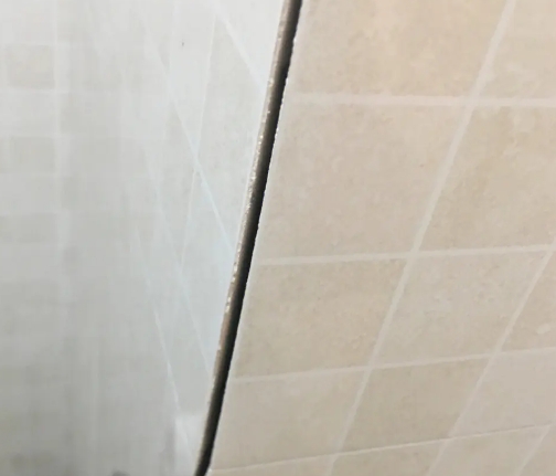 枣庄市瓷砖空鼓维修公司分享阳台瓷砖脱落的修复过程可以分为以下几个步骤